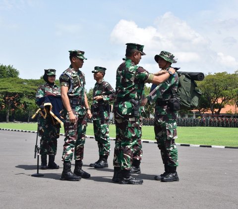 Potret Siswa Kodiklatal Surabaya Jalani Ritual Unik Agar Diterima jadi Pelaut Sejati oleh 'Dewa Neptunus'