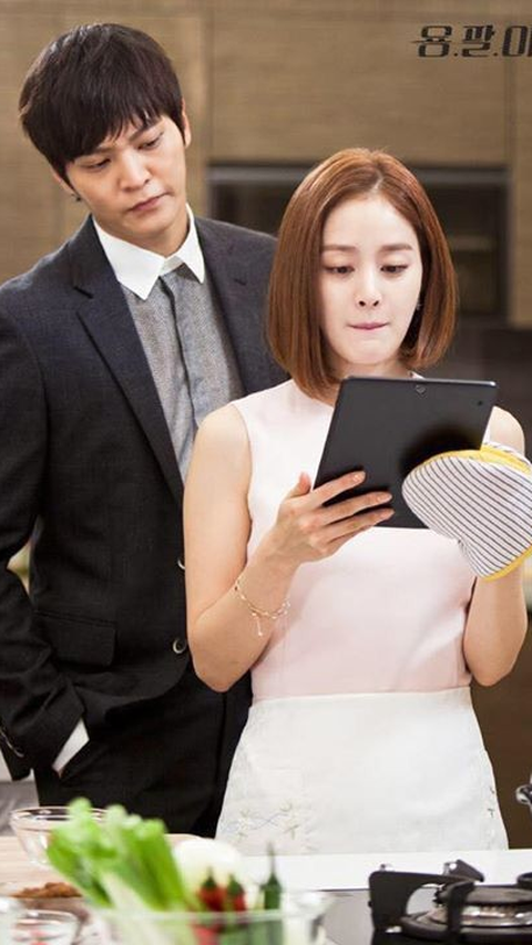 Dalam 'Yong Pal', Kim Tae Hee memainkan peran Han Yeo Jin, anak dari keluarga kaya raya.