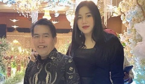 Di luar sosoknya sebagai seorang pelawak, Bopak Castello merupakan seorang suami dan juga ayah. Tampak potret kebersamaan Bopak bersama sang istri<br>