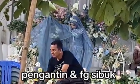 Viral Resepsi Pernikahan Tetap Digelar saat Banjir, Tamu Undangan Datang Naik Perahu