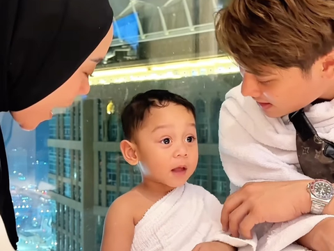 Sambil Tersenyum Manis, Lesti Bersama Rizky Billar Bisa Kembali Lagi Umrah 'Alhamdulillah Bahagia Kembali ke Tanah Suci'