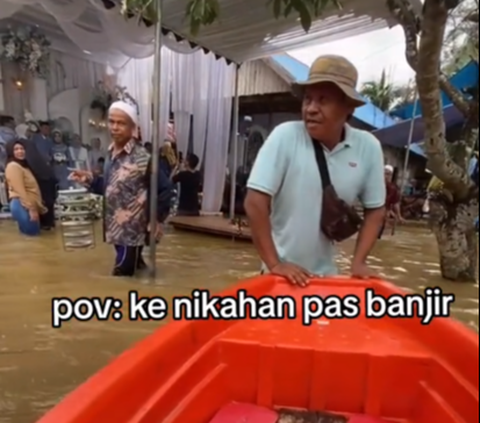 Viral Resepsi Pernikahan Tetap Digelar saat Banjir, Tamu Undangan Datang Naik Perahu