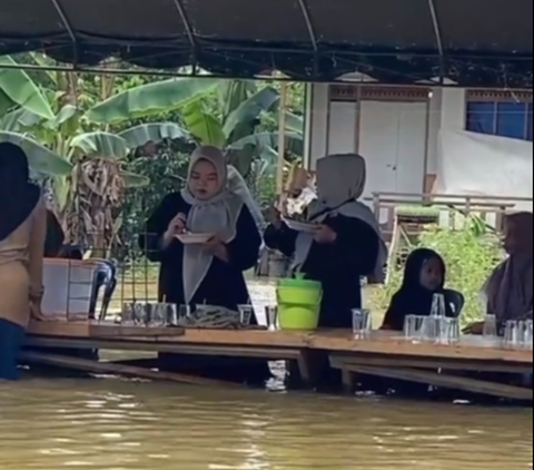 Viral Resepsi Pernikahan Tetap Digelar saat Banjir, Tamu Undangan Datang Naik Perahu