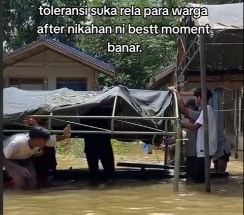 Viral Resepsi Pernikahan Tetap Digelar saat Banjir, Tamu Undangan Datang Naik Perahu