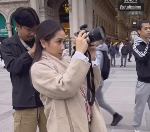 Gaya Keren Nagita Slavina Jadi Fotografer Dadakan di Italia, Karyawan Jadi Model Senyum Semringah