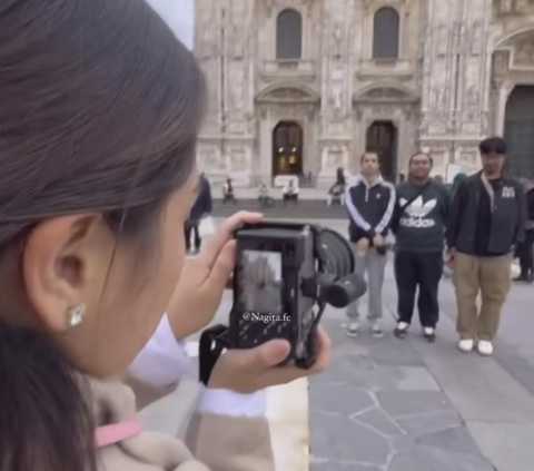 Gaya Keren Nagita Slavina Jadi Fotografer Dadakan di Italia, Karyawan Jadi Model Senyum Semringah