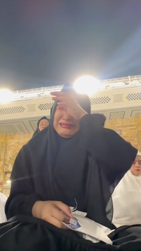 <b>Bertahun-tahun Berjuang Dapat Momongan, Wanita Ini Menangis di Makkah saat Buka Bingkisan dan Surat dari Sahabat</b><br>
