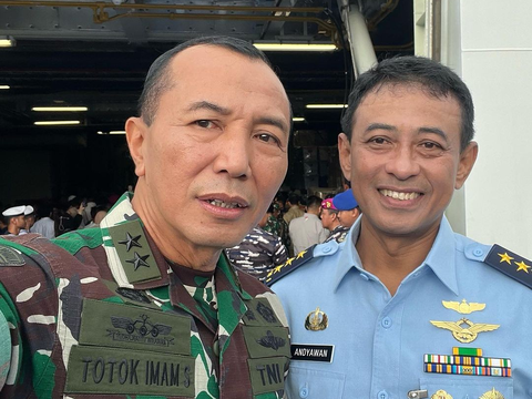Mayjen Totok Bersama Jenderal TNI AD, AL & Komjen Polri, Ada Juga Bareng Sultan Tajir Melintir