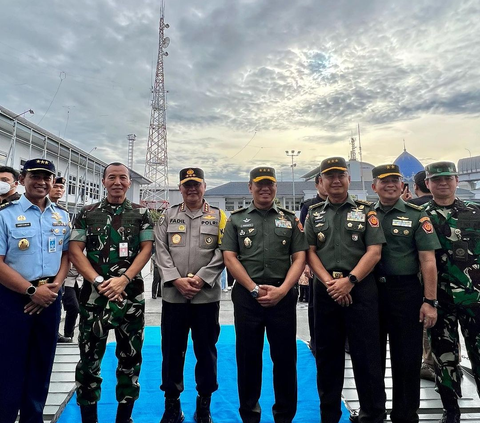 Mayjen Totok Bersama Jenderal TNI AD, AL & Komjen Polri, Ada Juga Bareng Sultan Tajir Melintir