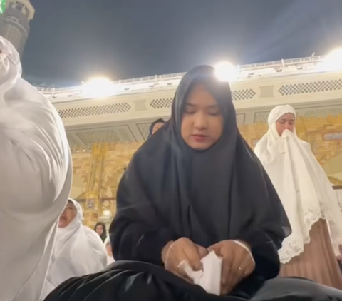 Bertahun-tahun Berjuang Dapat Momongan, Wanita Ini Menangis di Makkah saat Buka Bingkisan dan Surat dari Sahabat