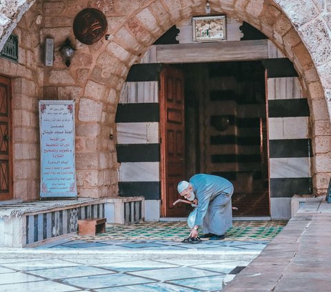 Prayers for Entering and Leaving the Mosque, along with the Etiquettes that Muslims Need to Observe