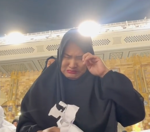 Bertahun-tahun Berjuang Dapat Momongan, Wanita Ini Menangis di Makkah saat Buka Bingkisan dan Surat dari Sahabat