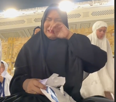 Bertahun-tahun Berjuang Dapat Momongan, Wanita Ini Menangis di Makkah saat Buka Bingkisan dan Surat dari Sahabat