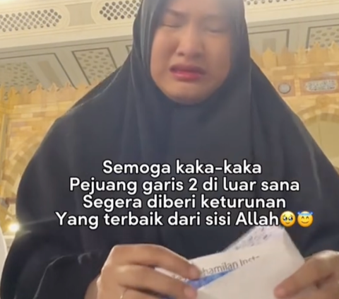 Bertahun-tahun Berjuang Dapat Momongan, Wanita Ini Menangis di Makkah saat Buka Bingkisan dan Surat dari Sahabat