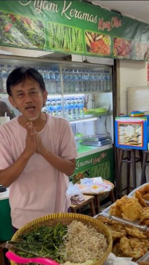 He opened a small shop and sold various types of food such as uduk rice and fried snacks.