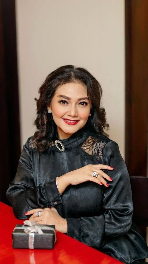 Foto-foto Terbaru Bella Saphira Tetap Awet Muda di Usia 51 Tahun, Wajah Cantiknya Dinilai Tak Berubah