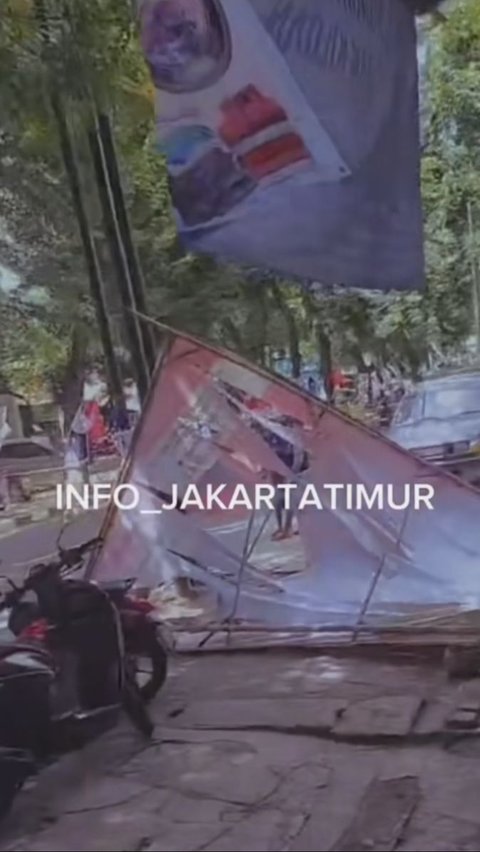 Baliho Caleg PSI Roboh Bikin Dua Ibu-Ibu Jatuh dari Motor di Cakung