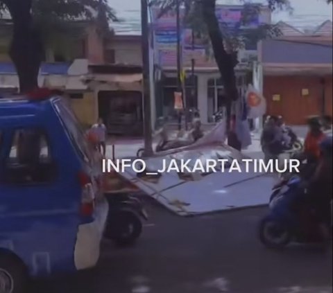 Baliho Caleg PSI Roboh Bikin Dua Ibu-Ibu Jatuh dari Motor di Cakung