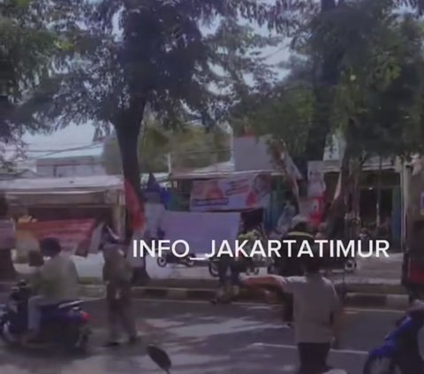 Baliho Caleg PSI Roboh Bikin Dua Ibu-Ibu Jatuh dari Motor di Cakung