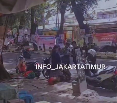 Baliho Caleg PSI Roboh Bikin Dua Ibu-Ibu Jatuh dari Motor di Cakung