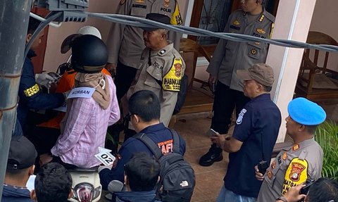 Pembunuhan Mahasiswi Cantik di Depok, Argiyan Kini Berpeci & Tertunduk Jalani 25 Adegan Rekonstruksi