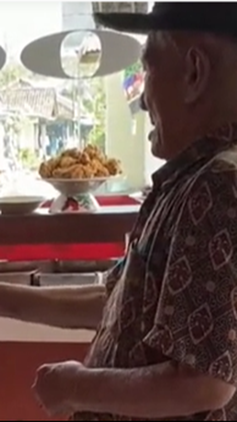 Kakek Pencari Rongsokan Beli Nasi Rp2 Ribu Demi Ganjal Perut, Cuma Dikasih Sesendok dan Air Putih Bikin Pilu 