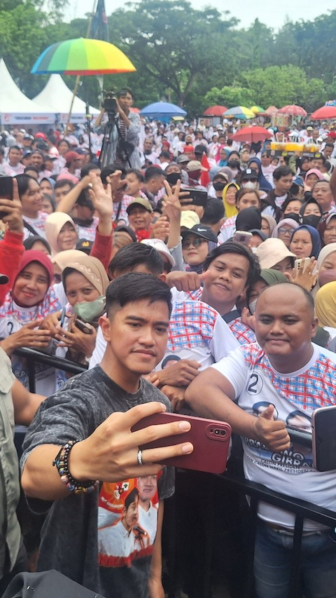 Kampanye Akbar di Sidoarjo, Kaesang Ajarkan Warga Cara Coblos PSI dan Prabowo-Gibran