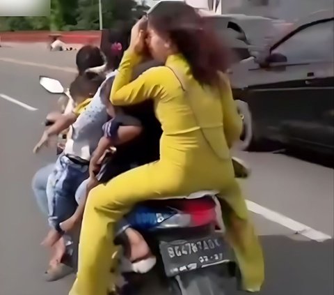 Viral! Video of Mom in Palembang Riding Motorcycle with 3 Adults and 3 Small Children, Here's the Reason for Carrying the Whole Family at Once
