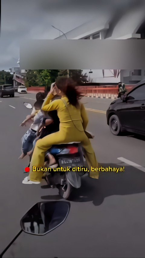 Viral! Video Emak-emak in Palembang Riding with 3 Adults and 3 Small Children, Here's the Reason for Carrying the Whole Family at Once