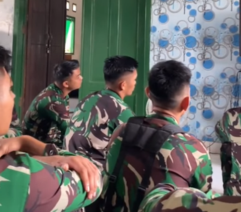 Momen Para Prajurit TNI Kumpul Santai Nonton TV Bareng, Tontonannya Bikin Ngakak 'Muka Sangar Hati Hello Kitty'