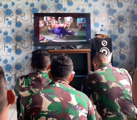 Momen Para Prajurit TNI Kumpul Santai Nonton TV Bareng, Tontonannya Bikin Ngakak 'Muka Sangar Hati Hello Kitty'