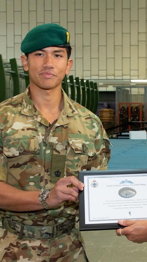 Pangeran Mateen lulus dari Helicopter Flying School at RAF Shawbury dan mendapatkan gelar sebagai pilot