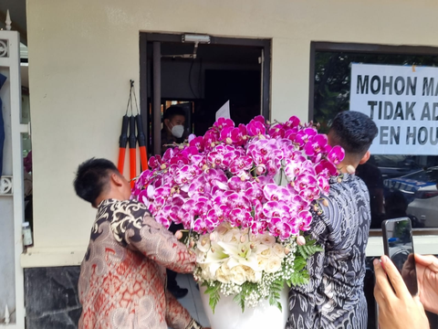 Jokowi Kirim Bunga Anggrek Warna Ungu ke Megawati yang Ultah ke-77