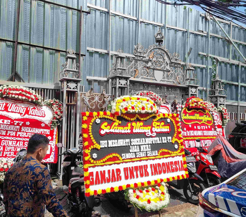 Tak hanya bunga, Megawati juga mendapat beberapa karangan bunga dari berbagai tokoh yang berjejer di depan kediaman Megawati.