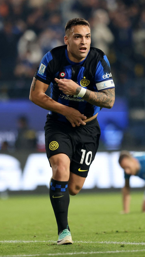 Gol kemenangan Inter Milan akhirnya tercipta di menit ke-90+1 melalui aksi sang kapten, Lautaro Martinez.<br>(Foto REUTERS / Ahmed Yosri)<br>