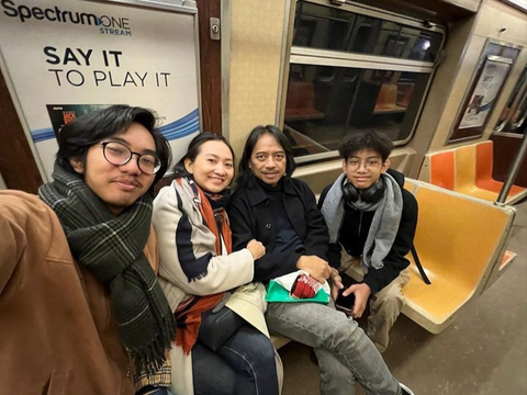 7 Potret Dewa Budjana Liburan ke New York Bersama Keluarga, Sekaligus Rayakan Ultah Sang Istri