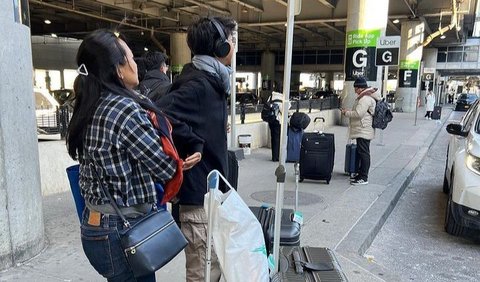 7 Potret Dewa Budjana Liburan ke New York Bersama Keluarga, Sekaligus Rayakan Ultah Sang Istri