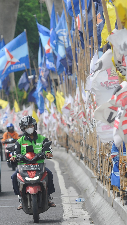 FOTO: Penampakan Alat Peraga Kampanye Pemilu 2024 Semakin Ramai Menghiasi Jakarta dan Berpotensi Membahayakan Pengendara Sepeda Motor