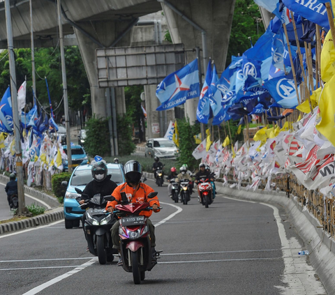 FOTO: Penampakan Alat Peraga Kampanye Pemilu 2024 Semakin Ramai Menghiasi Jakarta dan Berpotensi Membahayakan Pengendara Sepeda Motor