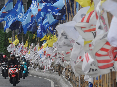 FOTO: Penampakan Alat Peraga Kampanye Pemilu 2024 Semakin Ramai Menghiasi Jakarta dan Berpotensi Membahayakan Pengendara Sepeda Motor