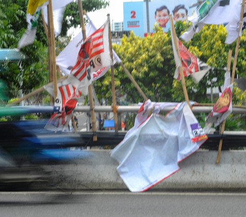 FOTO: Penampakan Alat Peraga Kampanye Pemilu 2024 Semakin Ramai Menghiasi Jakarta dan Berpotensi Membahayakan Pengendara Sepeda Motor