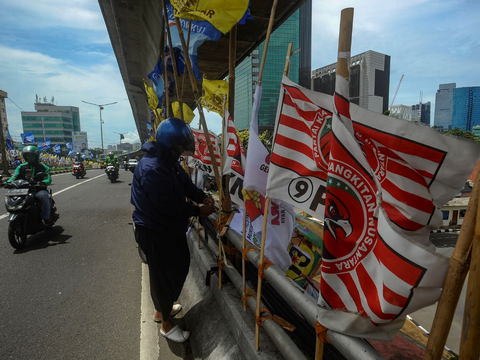 FOTO: Penampakan Alat Peraga Kampanye Pemilu 2024 Semakin Ramai Menghiasi Jakarta dan Berpotensi Membahayakan Pengendara Sepeda Motor