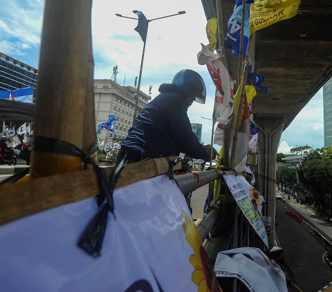 FOTO: Penampakan Alat Peraga Kampanye Pemilu 2024 Semakin Ramai Menghiasi Jakarta dan Berpotensi Membahayakan Pengendara Sepeda Motor