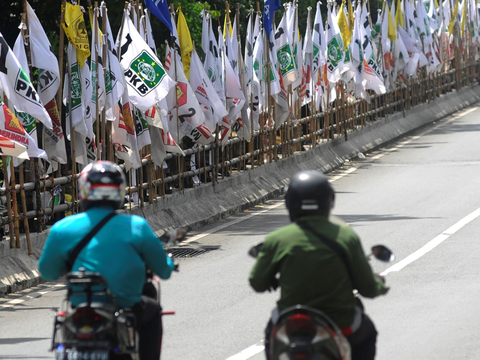 FOTO: Penampakan Alat Peraga Kampanye Pemilu 2024 Semakin Ramai Menghiasi Jakarta dan Berpotensi Membahayakan Pengendara Sepeda Motor