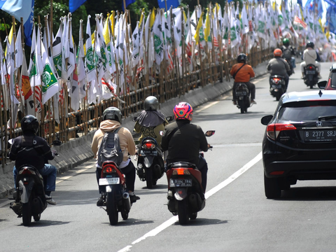 FOTO: Penampakan Alat Peraga Kampanye Pemilu 2024 Semakin Ramai Menghiasi Jakarta dan Berpotensi Membahayakan Pengendara Sepeda Motor