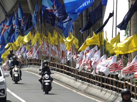 FOTO: Penampakan Alat Peraga Kampanye Pemilu 2024 Semakin Ramai Menghiasi Jakarta dan Berpotensi Membahayakan Pengendara Sepeda Motor