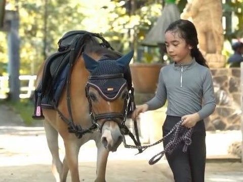 Masih Berusia 5 Tahun, Intip Aksi Memukau Raqeema Anak Nabila Syakieb saat Berkuda