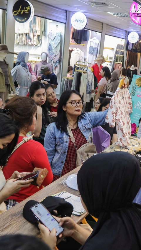 Keramaian pengunjung saat berbelanja di Little Bangkok Pusat Grosir Metro Tanah Abang, Jakarta Pusat , Selasa (23/1/2024).<br>(Foto Liputan6.com / Angga Yuniar)<br>