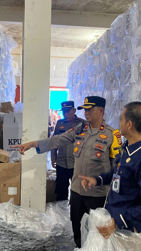 Polres Rohul Kawal Proses Pengepakan Surat Suara di Gudang Logistik KPU Rohul