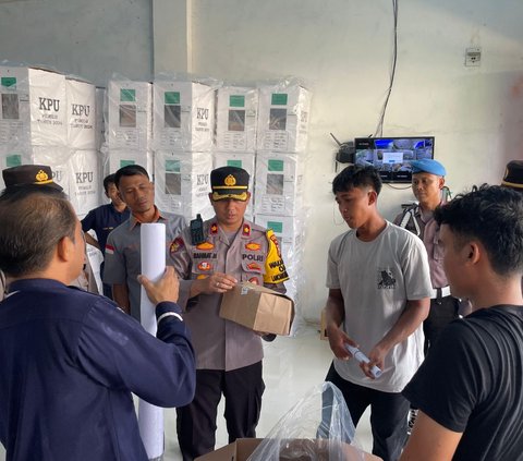 Polres Rohul Kawal Proses Pengepakan Surat Suara di Gudang Logistik KPU Rohul